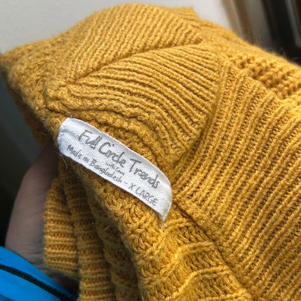 ✨3 for $18✨ Yellow V-Neck Women's Sweater - Picture 4 of 5